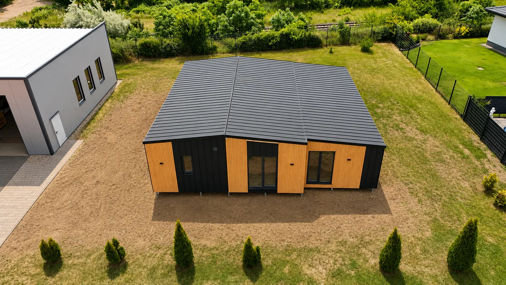 Luftaufnahme eines Premium-Bungalows im Aufbau auf dem Grundstück